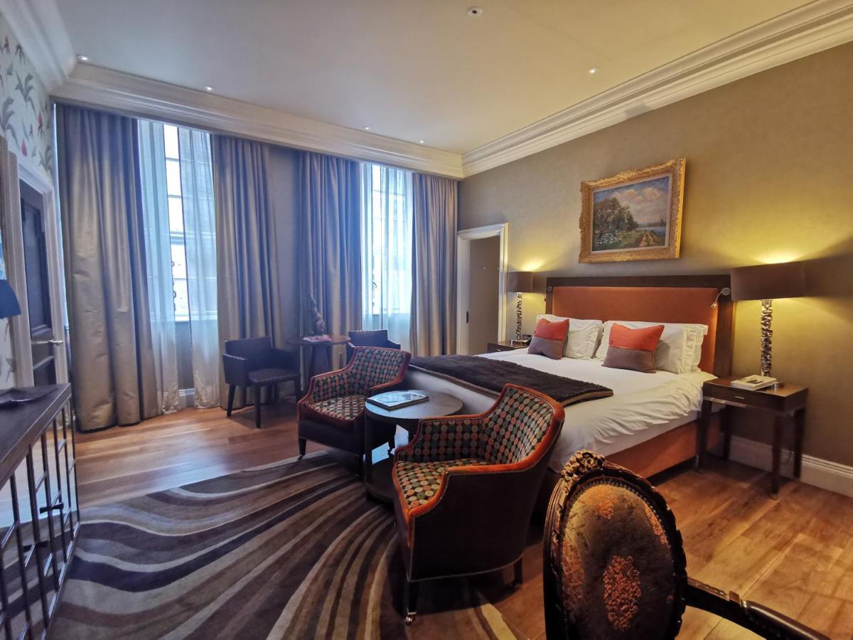 Отель The Roseate Ридинг Экстерьер фото A room at the hotel