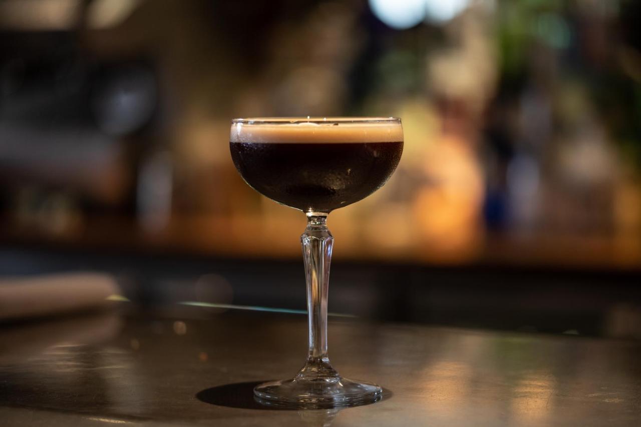Отель The Roseate Ридинг Экстерьер фото A glass of espresso martini