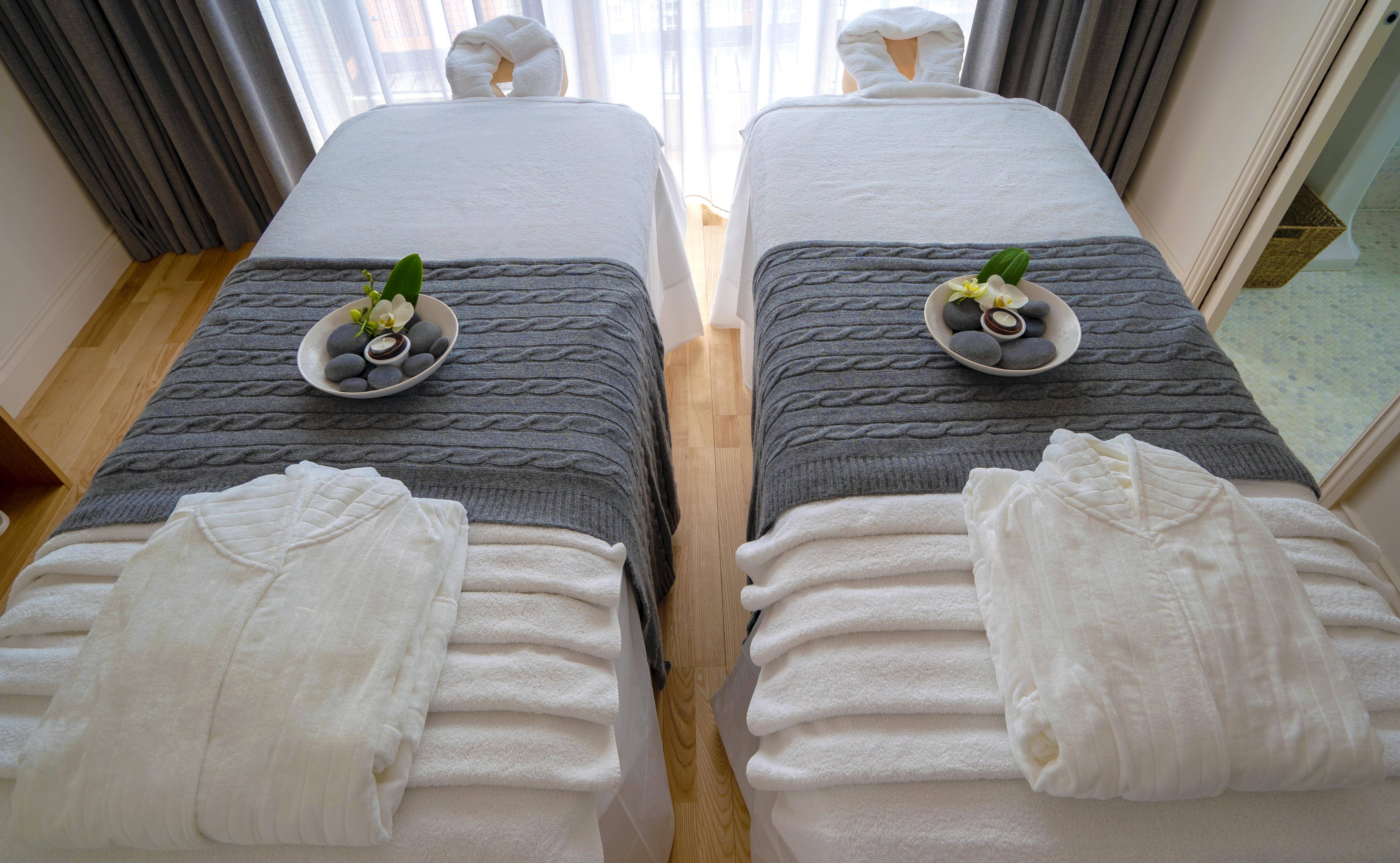 Отель The Roseate Ридинг Экстерьер фото Massage beds at a spa