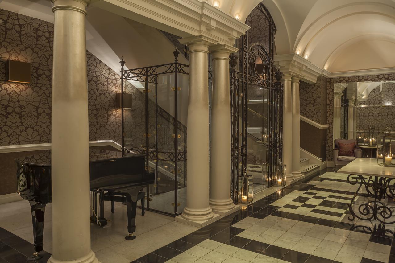 Отель The Roseate Ридинг Экстерьер фото The interior of the hotel