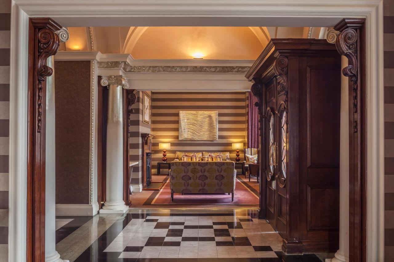 Отель The Roseate Ридинг Экстерьер фото The entrance to the suite