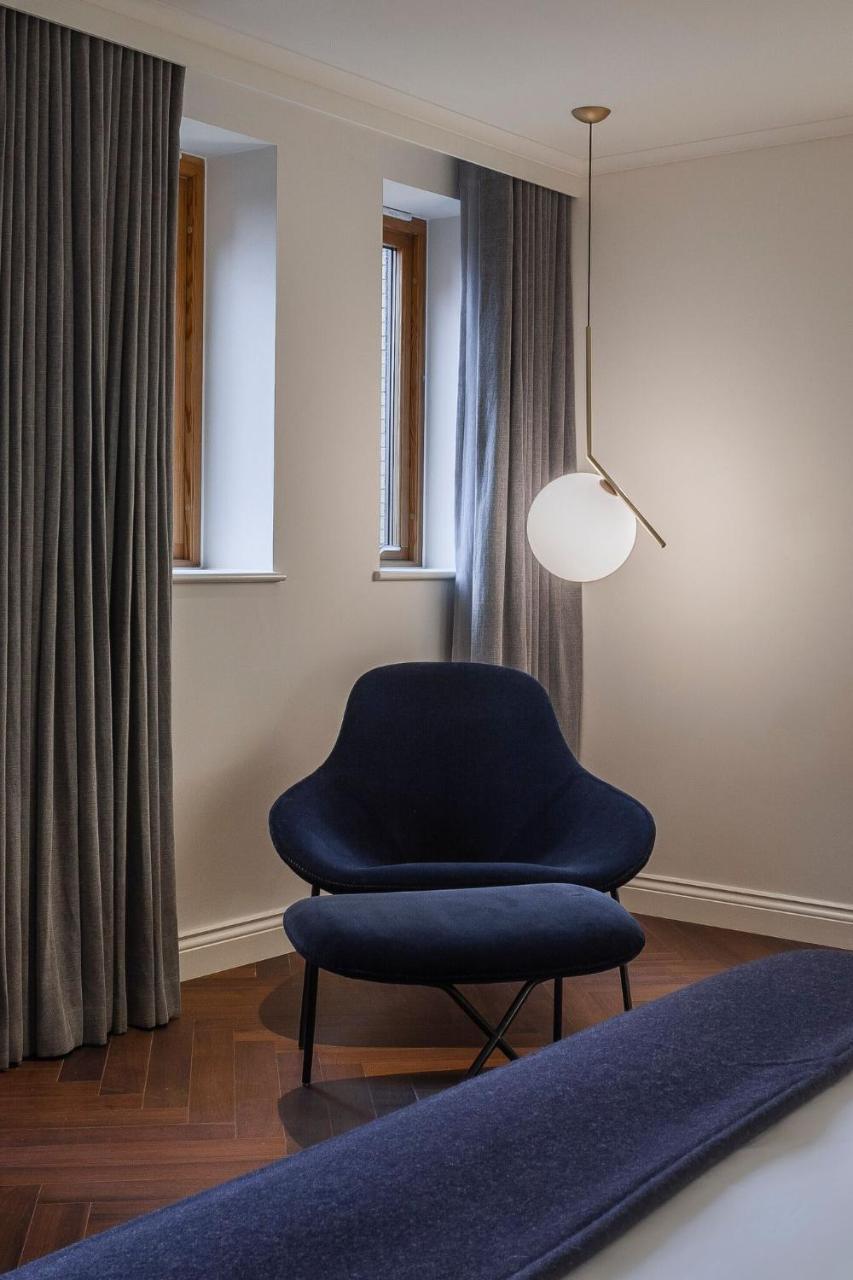 Отель The Roseate Ридинг Экстерьер фото Flos ic pendant light