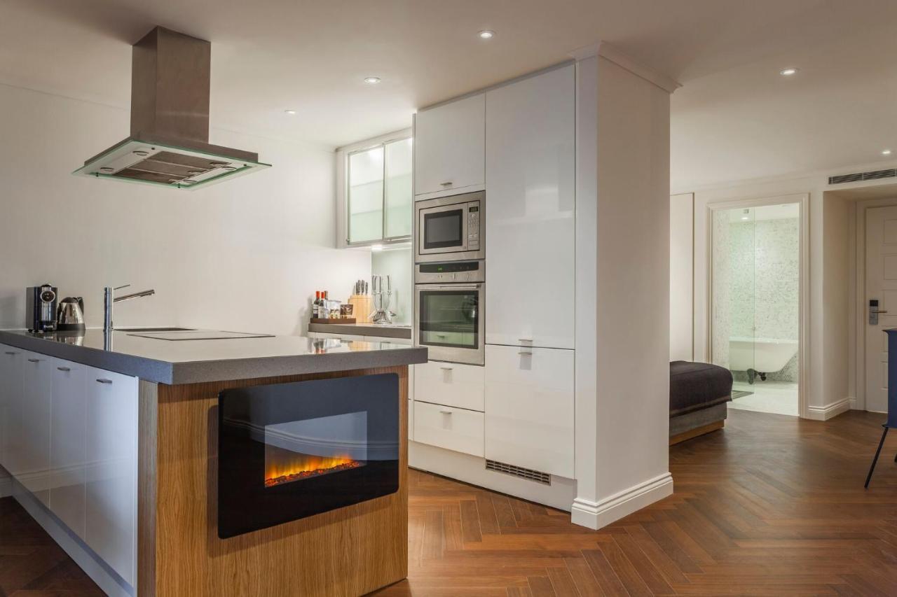 Отель The Roseate Ридинг Экстерьер фото A modern kitchen