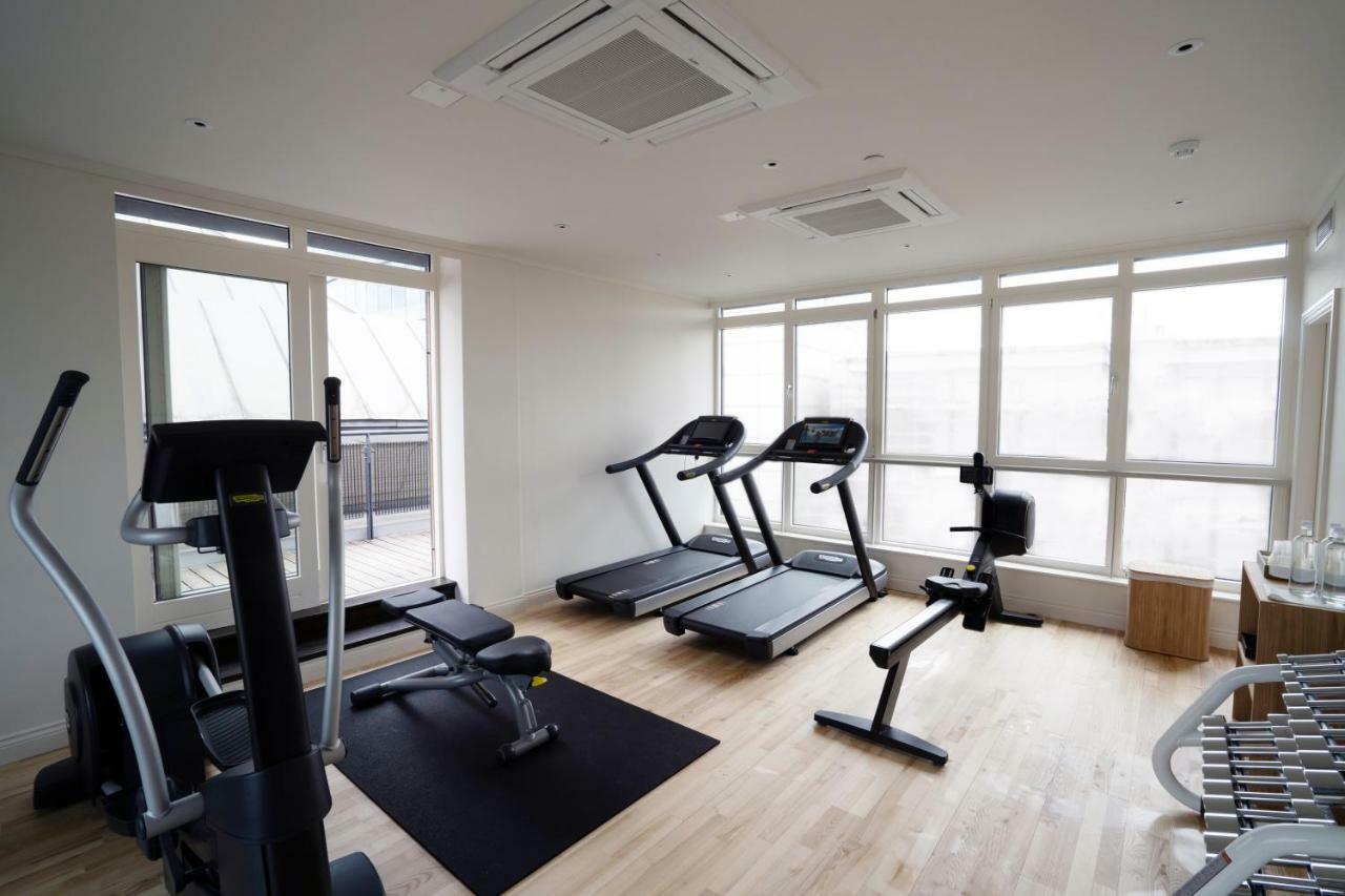 Отель The Roseate Ридинг Экстерьер фото A gym in a hotel