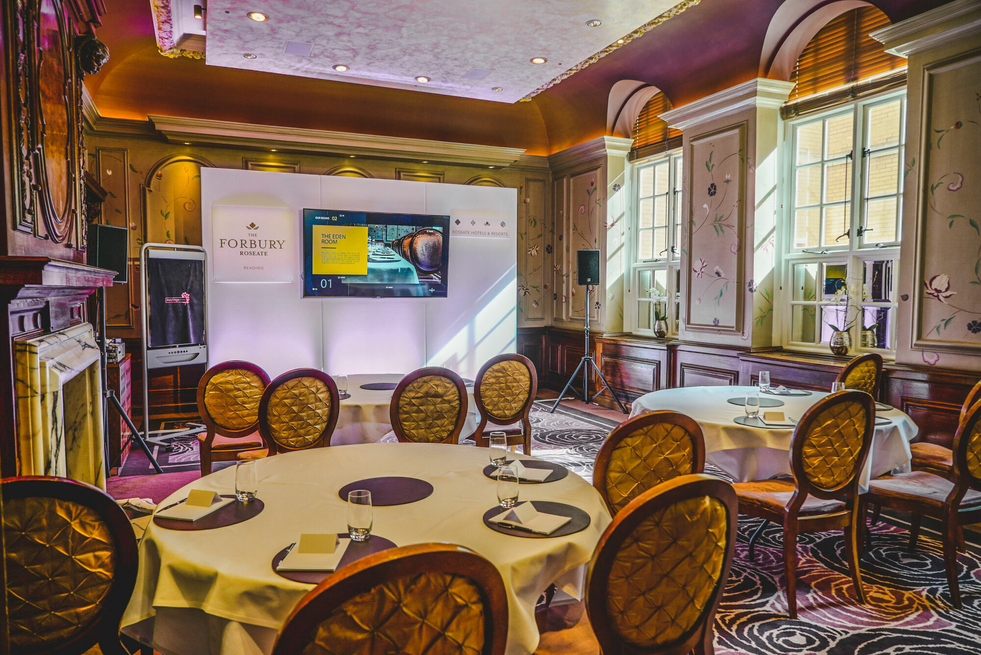 Отель The Roseate Ридинг Экстерьер фото The interior of the restaurant