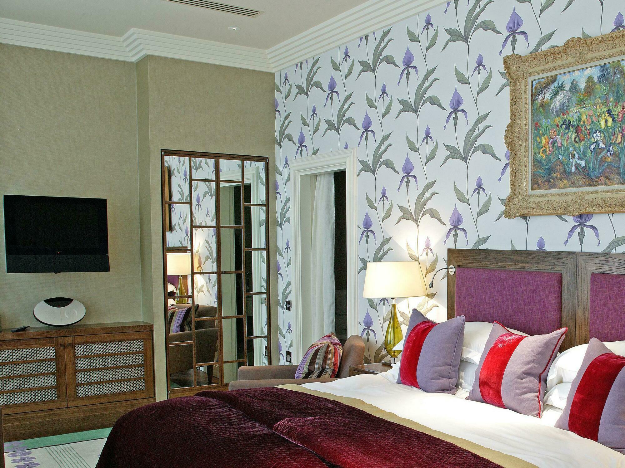 Отель The Roseate Ридинг Экстерьер фото A bedroom with wallpaper